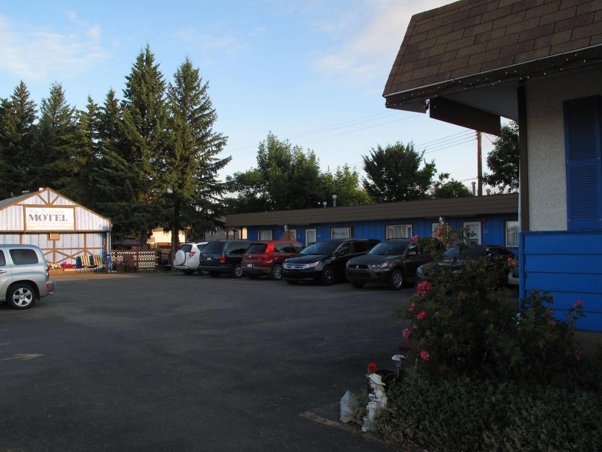 Blue Mountain Motel Pincher Creek Dış mekan fotoğraf